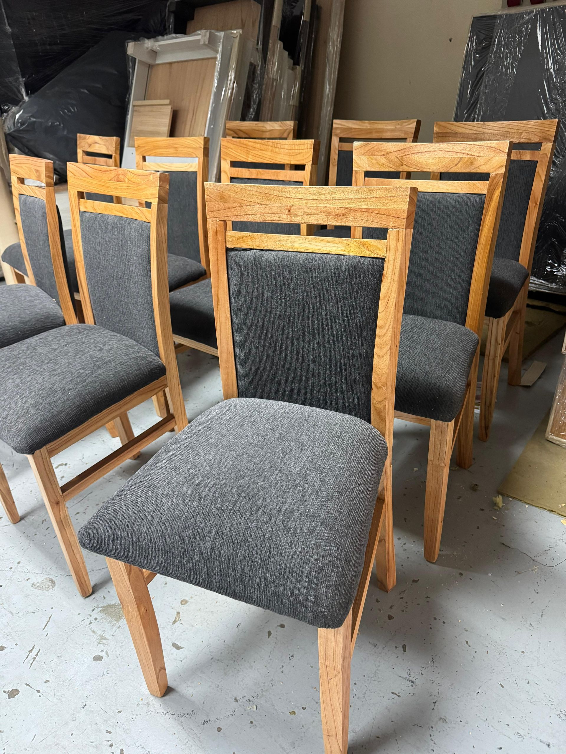Una silla de comedor de madera con asiento y respaldo tapizados