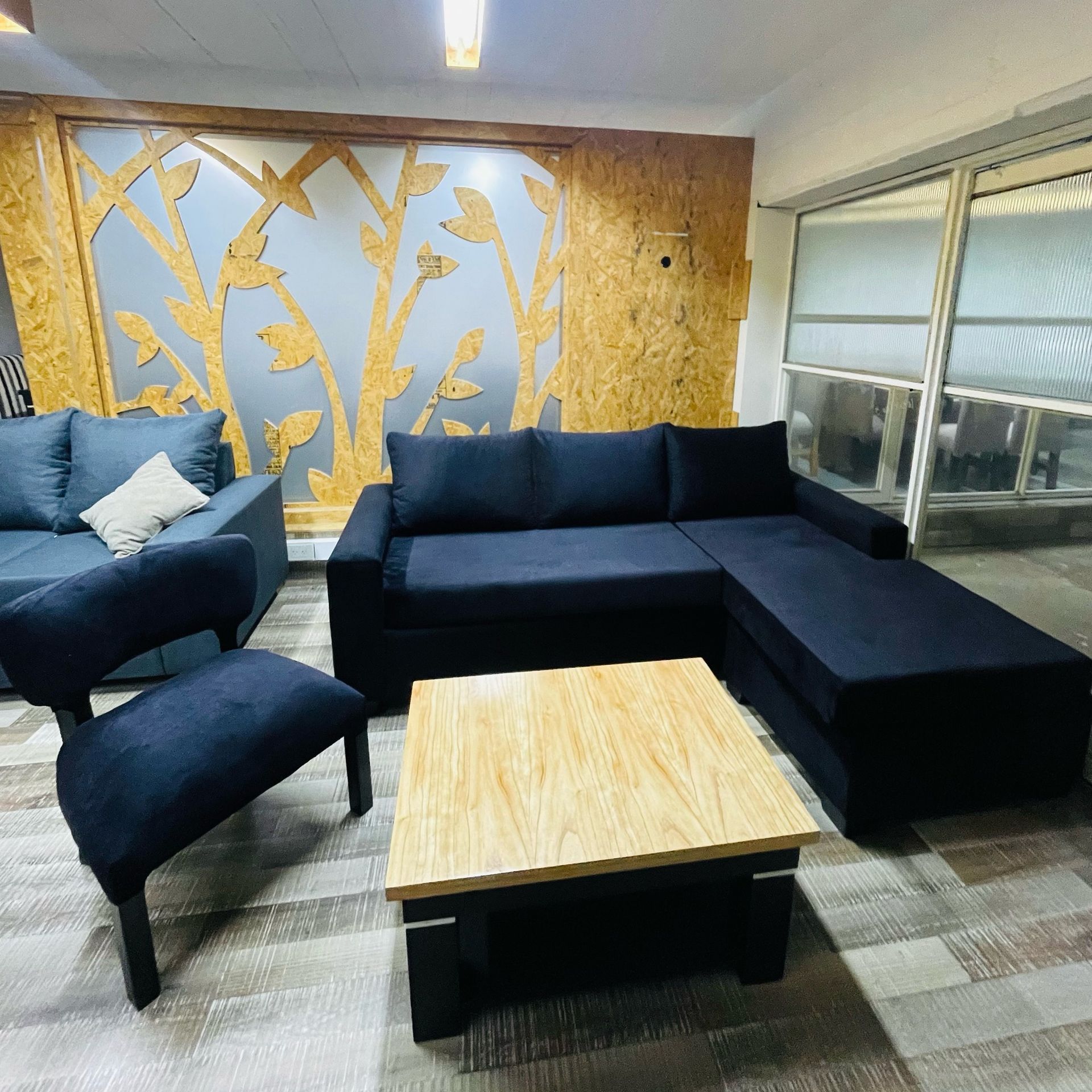 El salón cuenta con un sofá seccional en forma de L