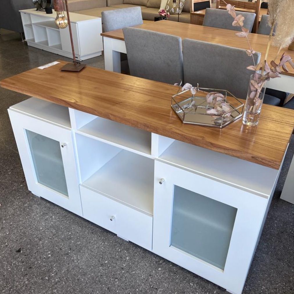 Un mueble para equipos multimedia de color blanco