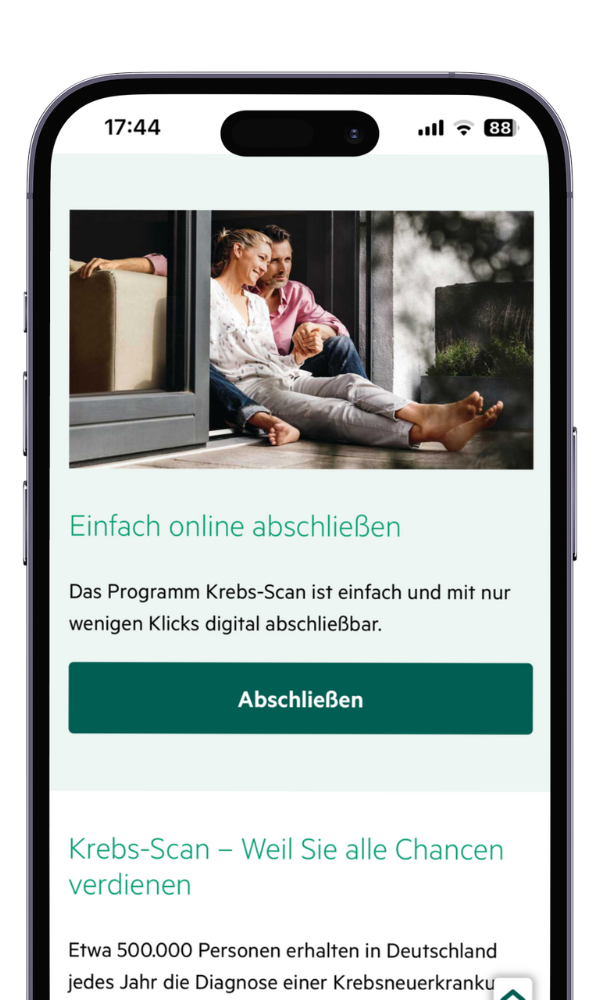 Ein Mobiltelefon mit einem Bild eines Mannes und einer Frau, die auf einer Veranda sitzen.