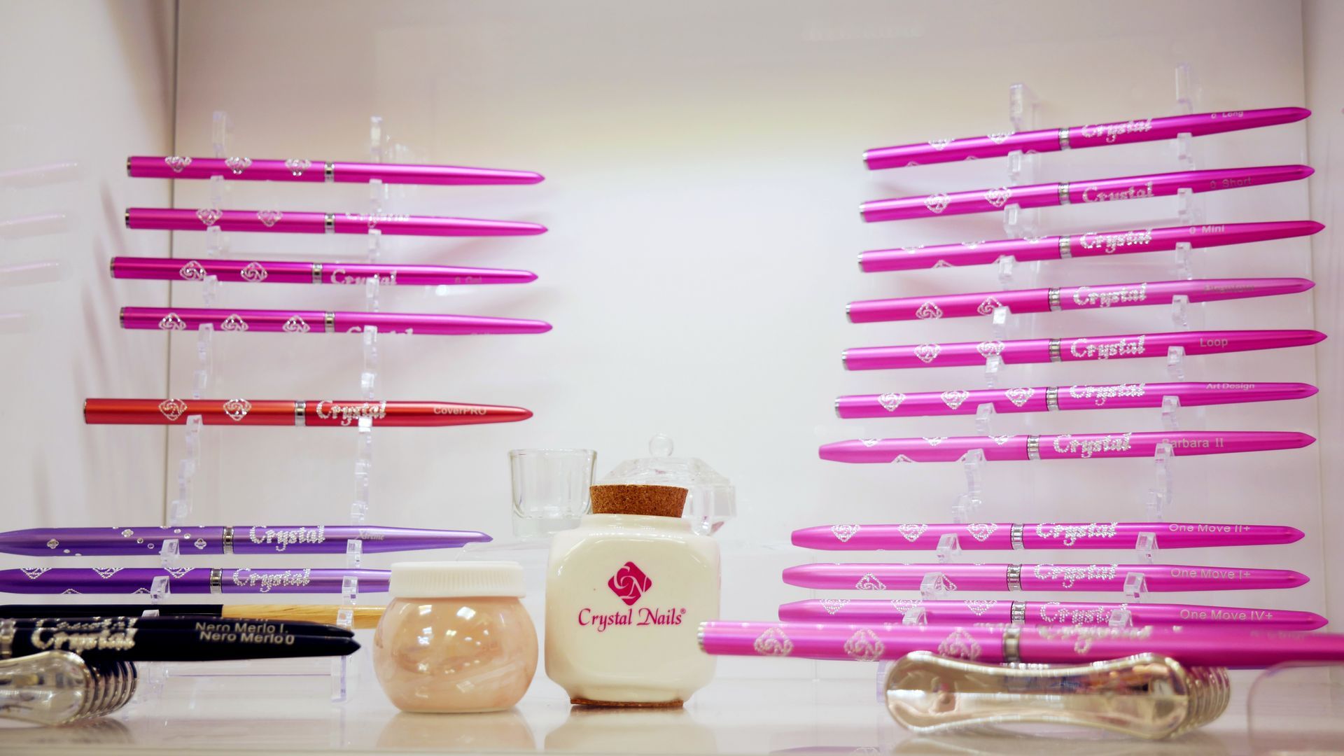 un primo piano di un display di cosmetici su un tavolo