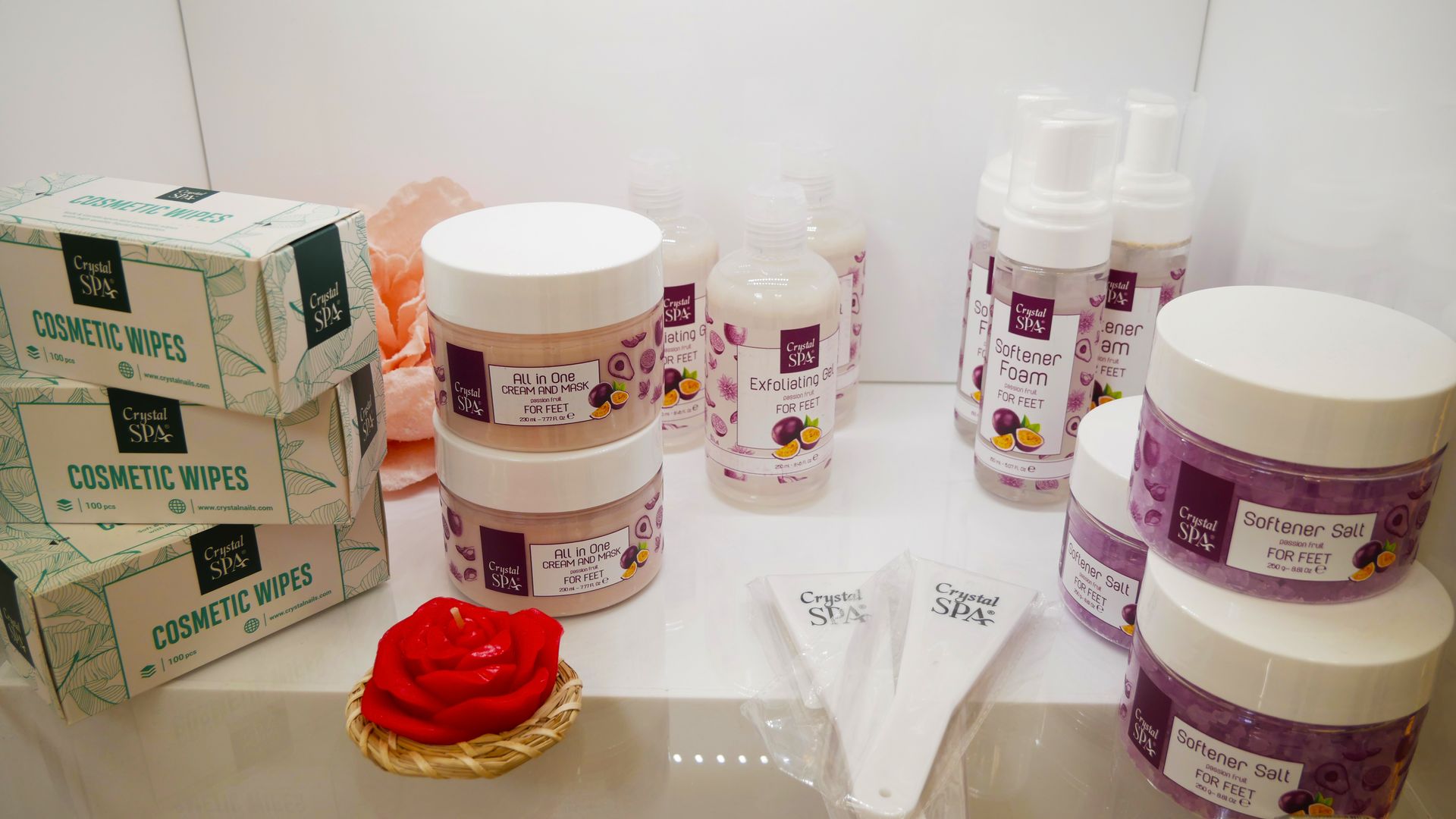 una varietà di prodotti cosmetici sono seduti su un tavolo .