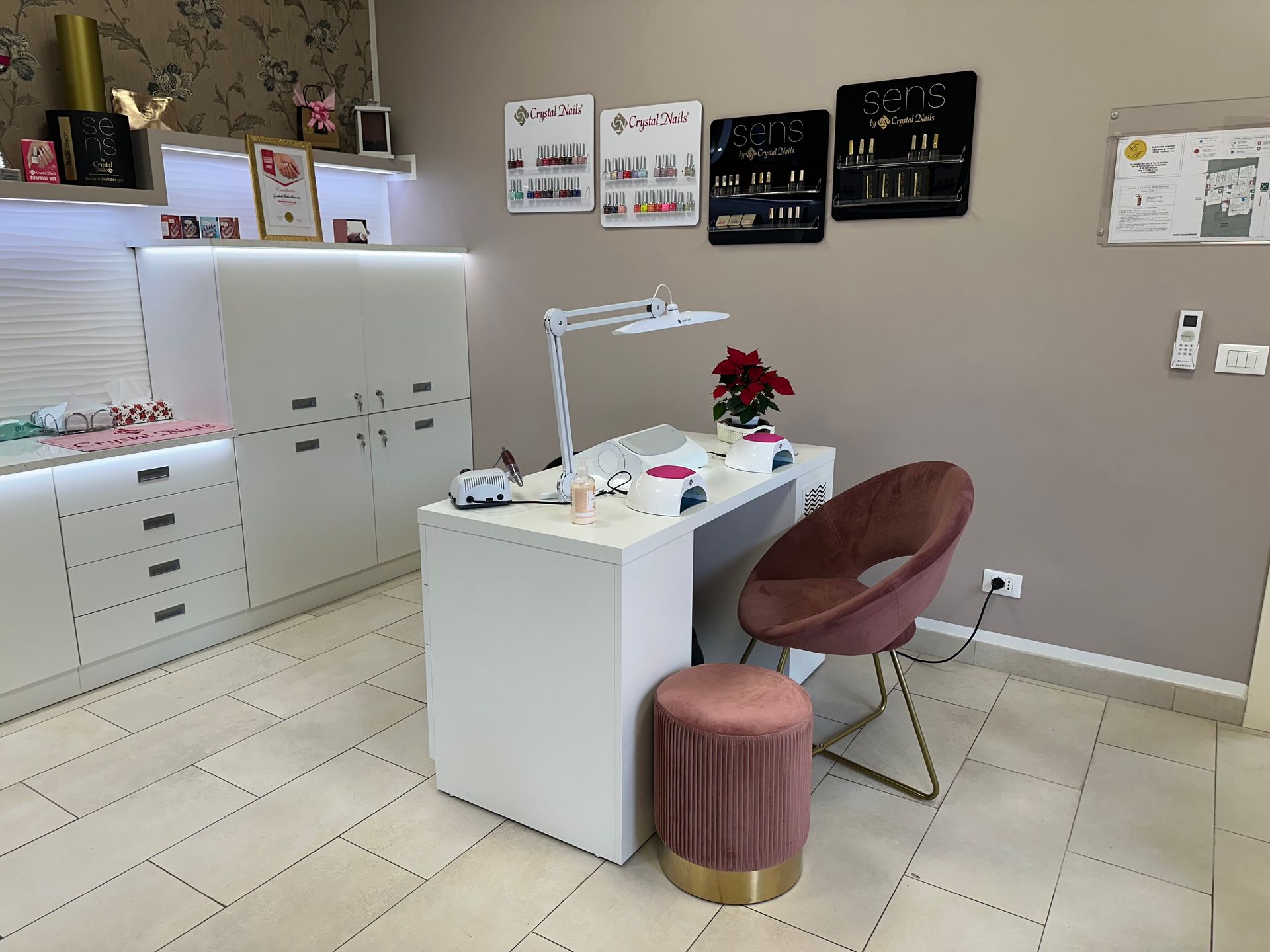 una stanza con un tavolo e una sedia in un salone di bellezza .