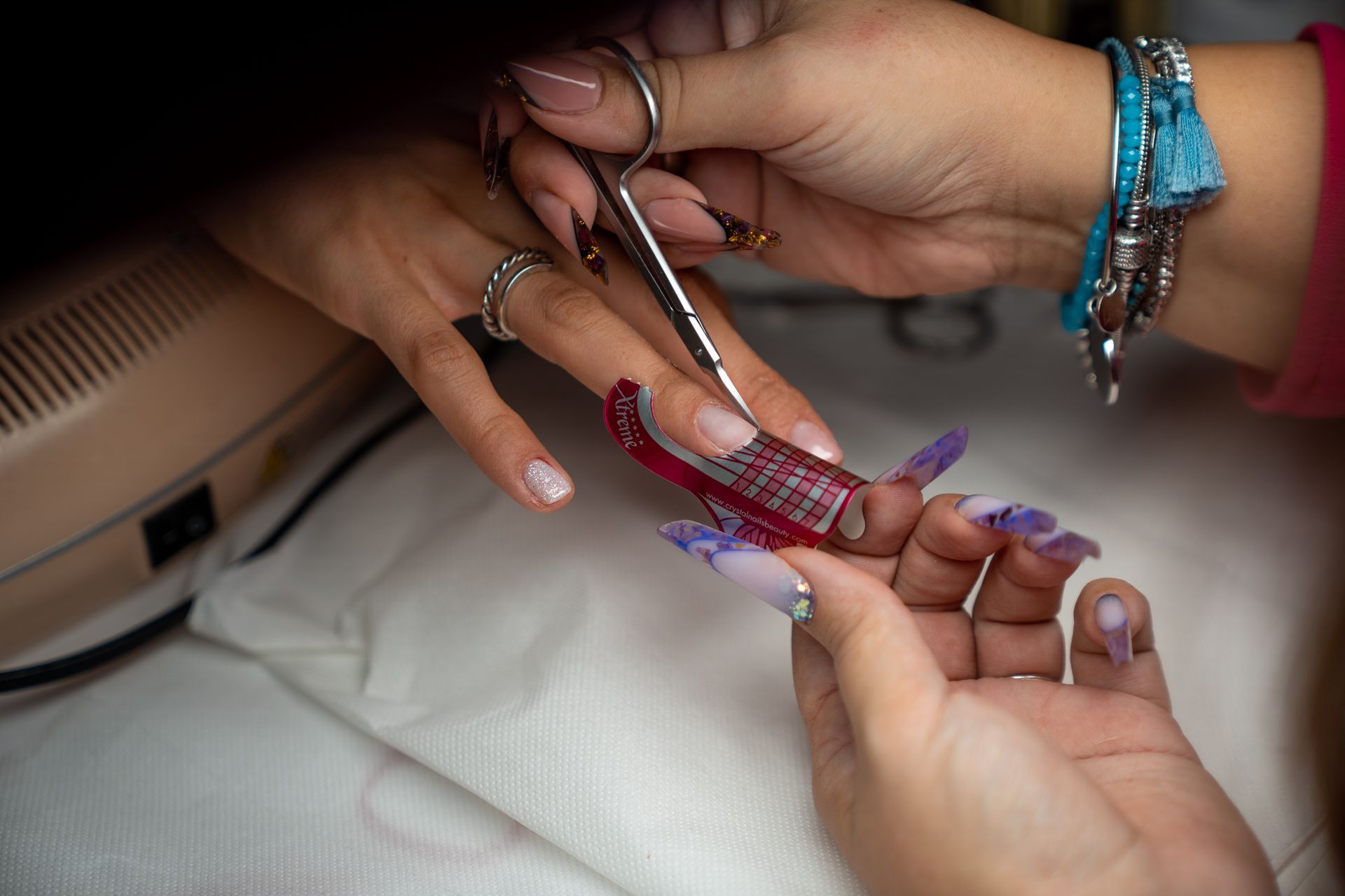una donna sta facendo un manicure a un'altra donna .