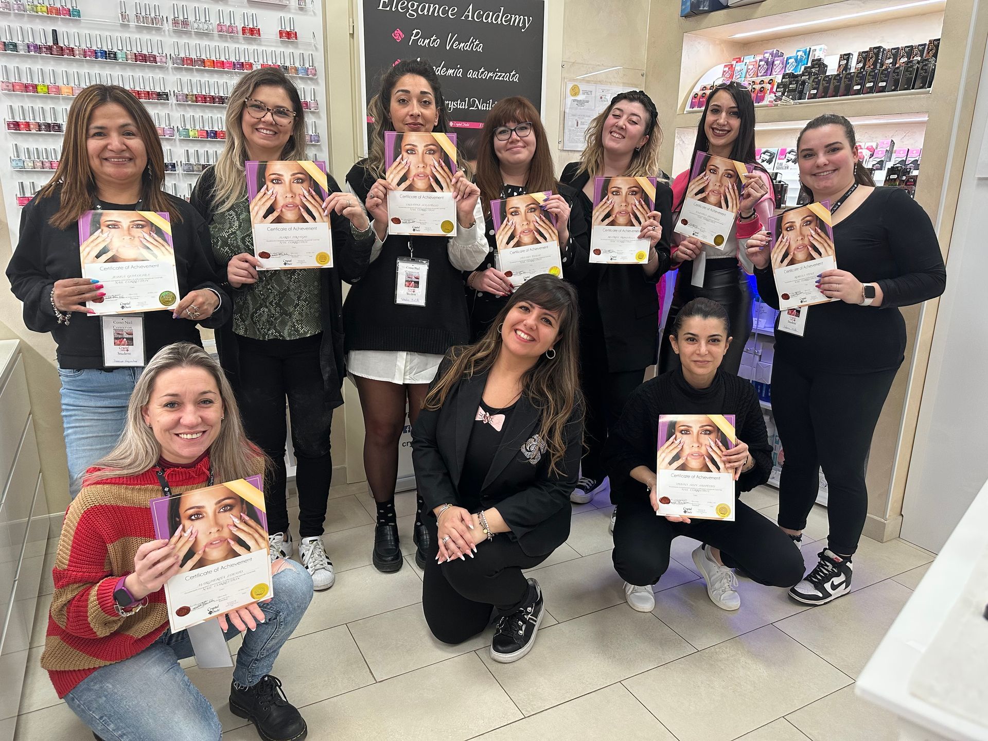 un gruppo di donne sta posando per una foto in un salone di bellezza .