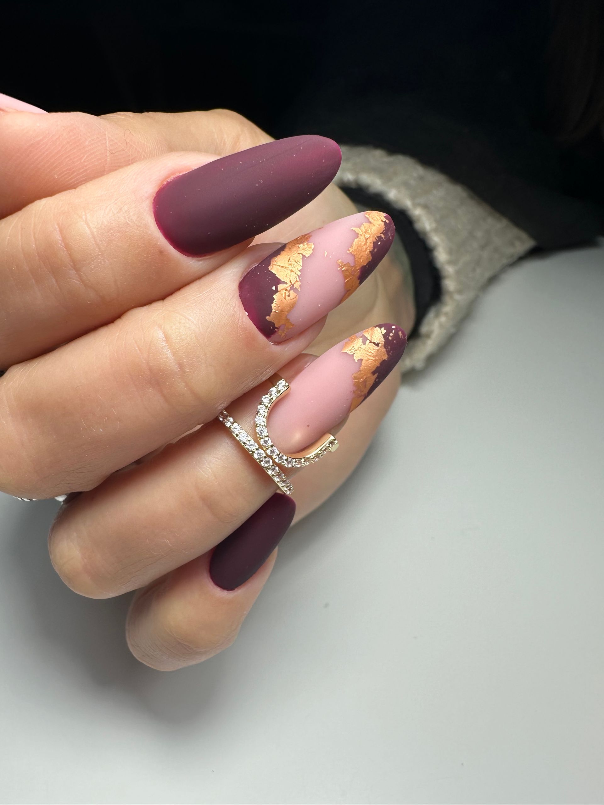 un primo piano di una mano con unghie lunghe e un anello