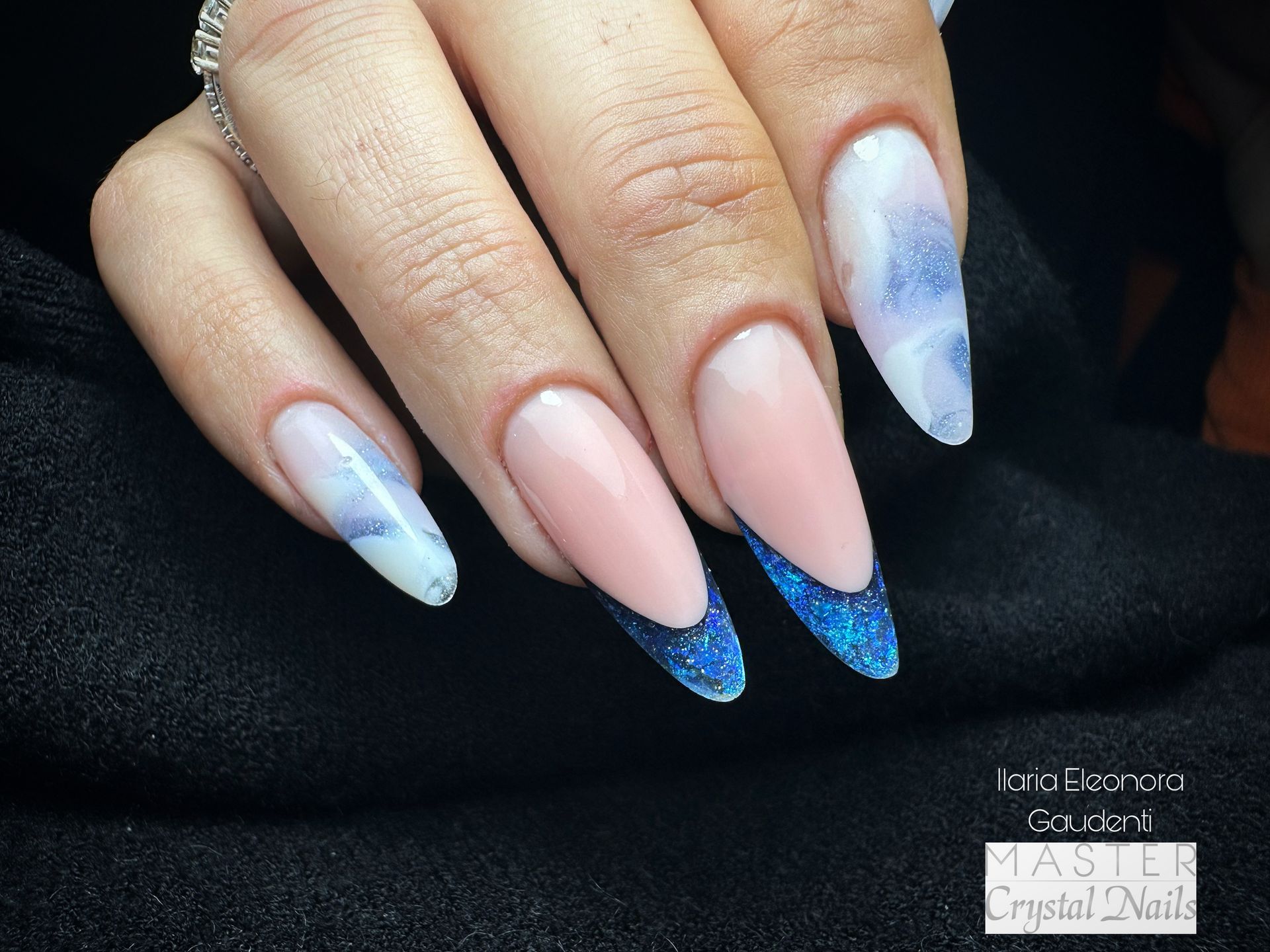 le unghie di una donna sono lunghe e rosa e blu .