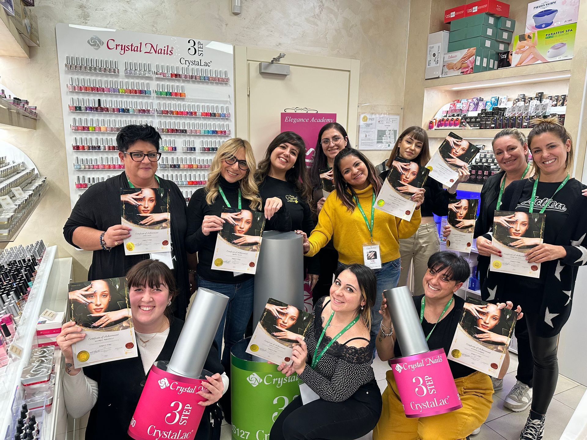 un gruppo di donne sta posando per una foto in un salone di bellezza .