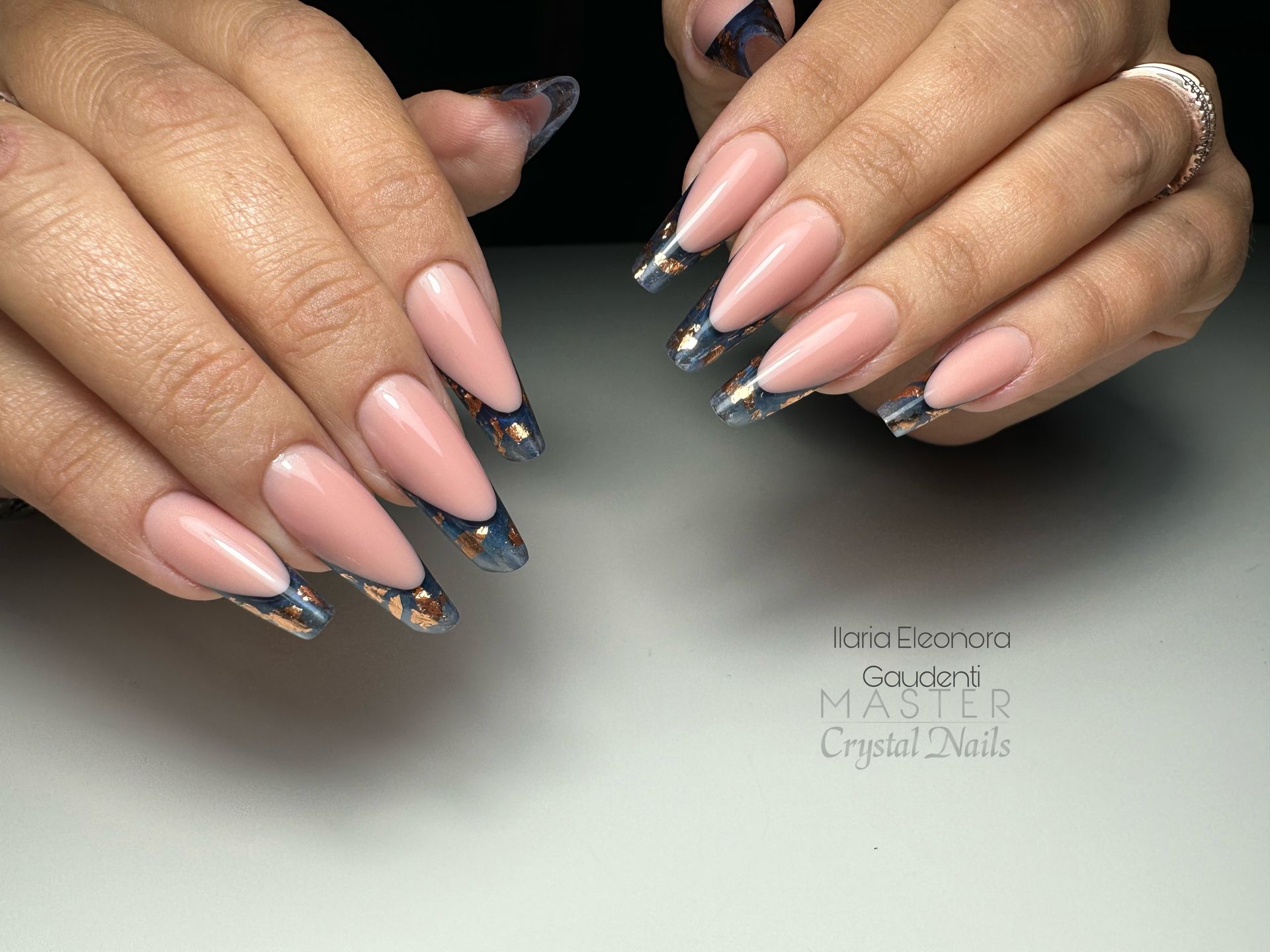 una donna tiene in mano le sue unghie con una french manicure trasparente .