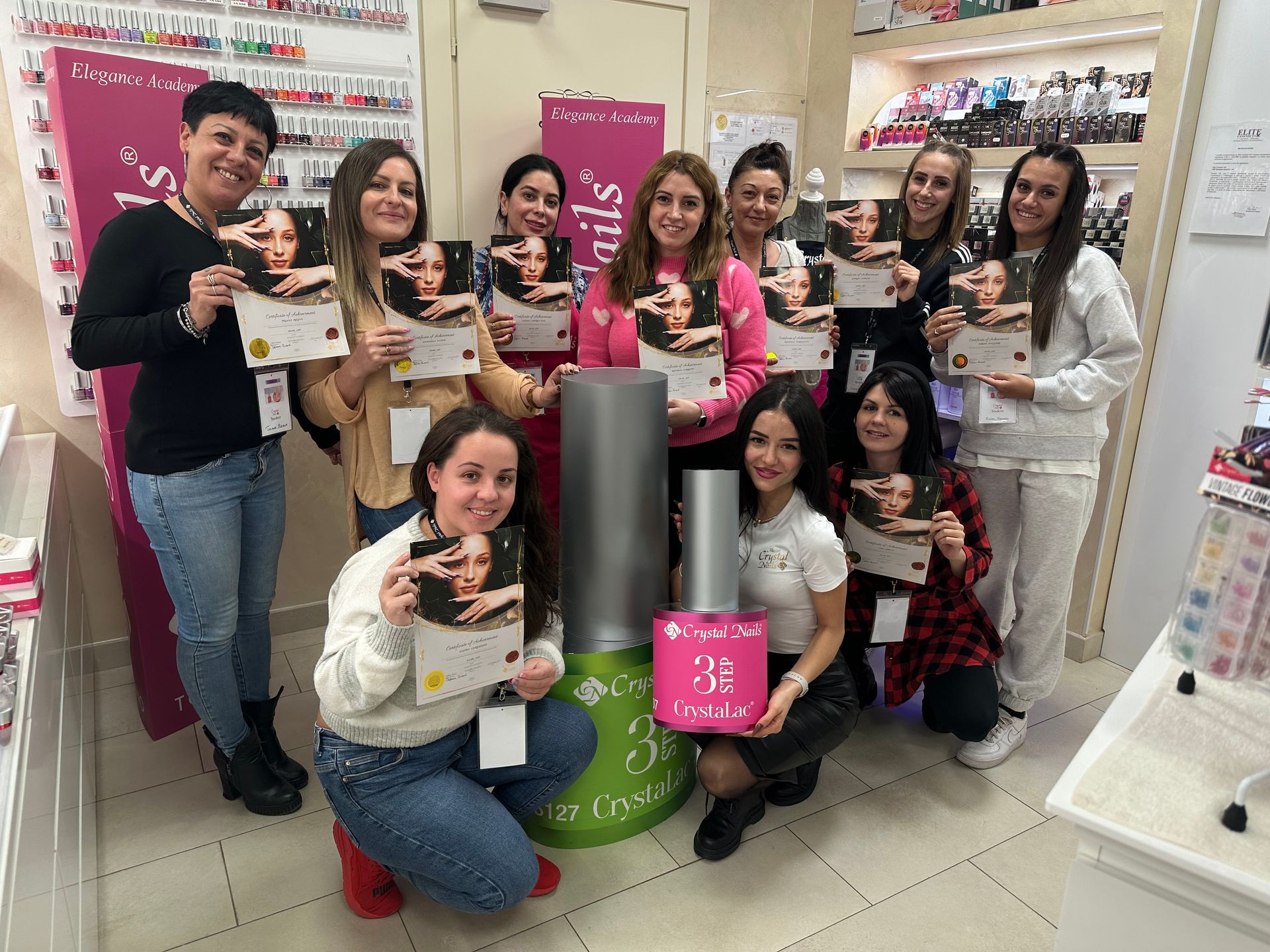 un gruppo di donne sta posando per una foto in un negozio .