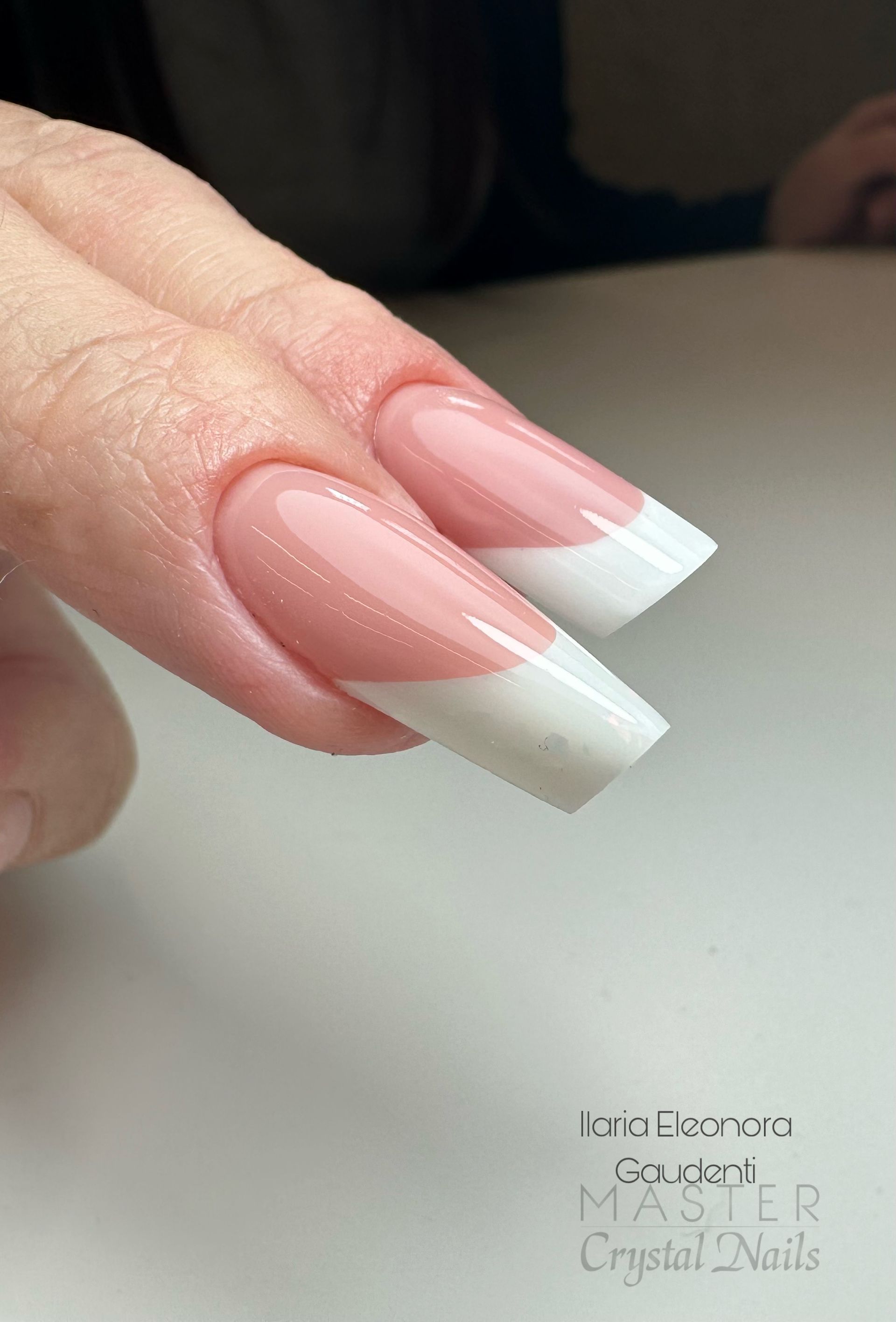 un primo piano di una donna 's unghie con un anello