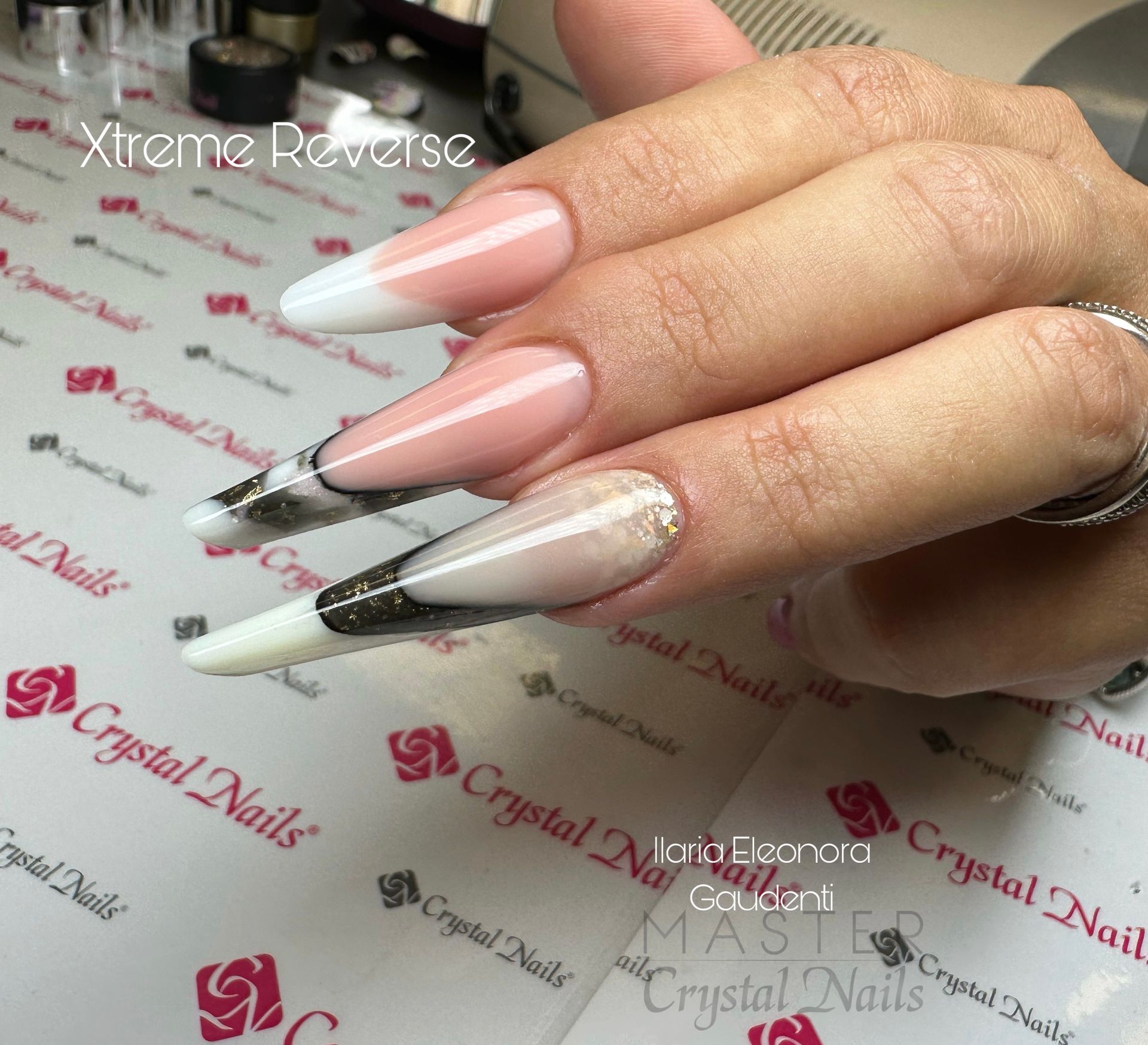 un primo piano di una mano con unghie rosa e bianche
