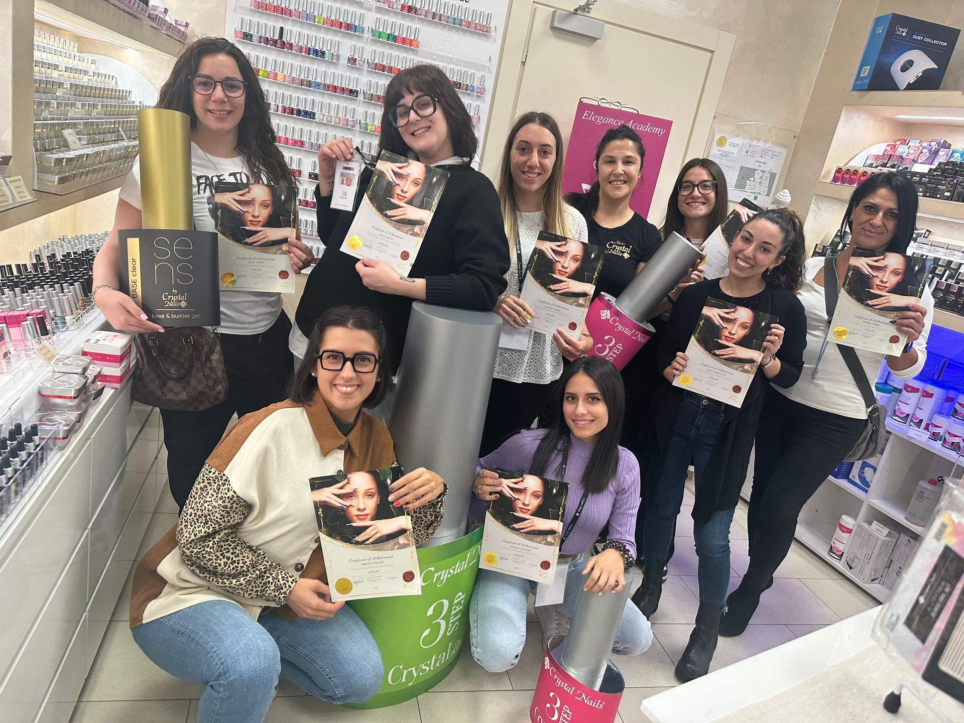 un gruppo di donne sta posando per una foto in un negozio .