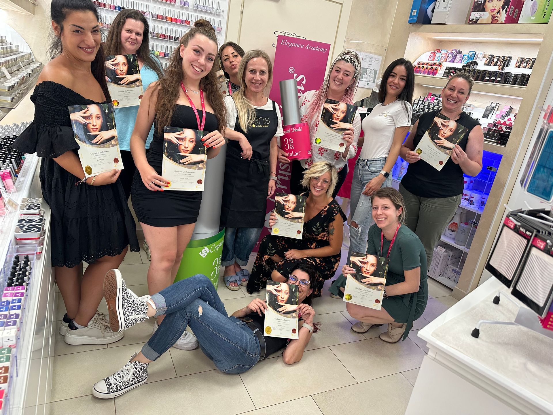 un gruppo di donne sta posando per una foto in un negozio .