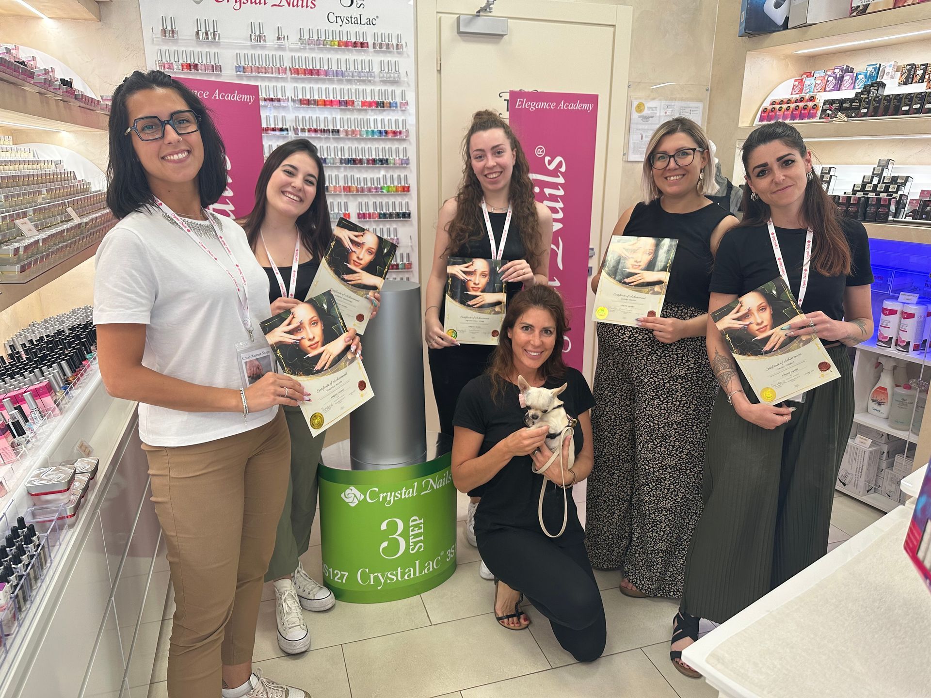 un gruppo di donne sta posando per una foto in un negozio .