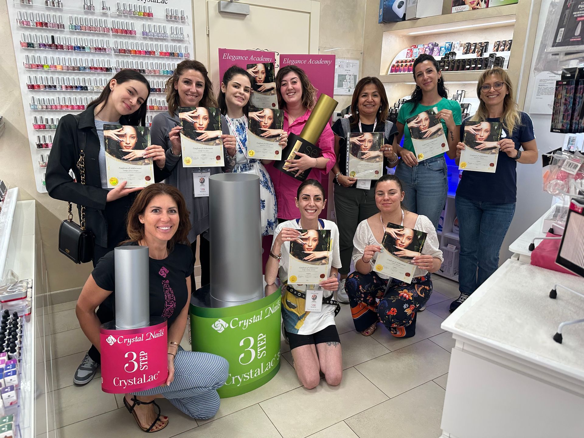 un gruppo di donne sta posando per una foto in un negozio .