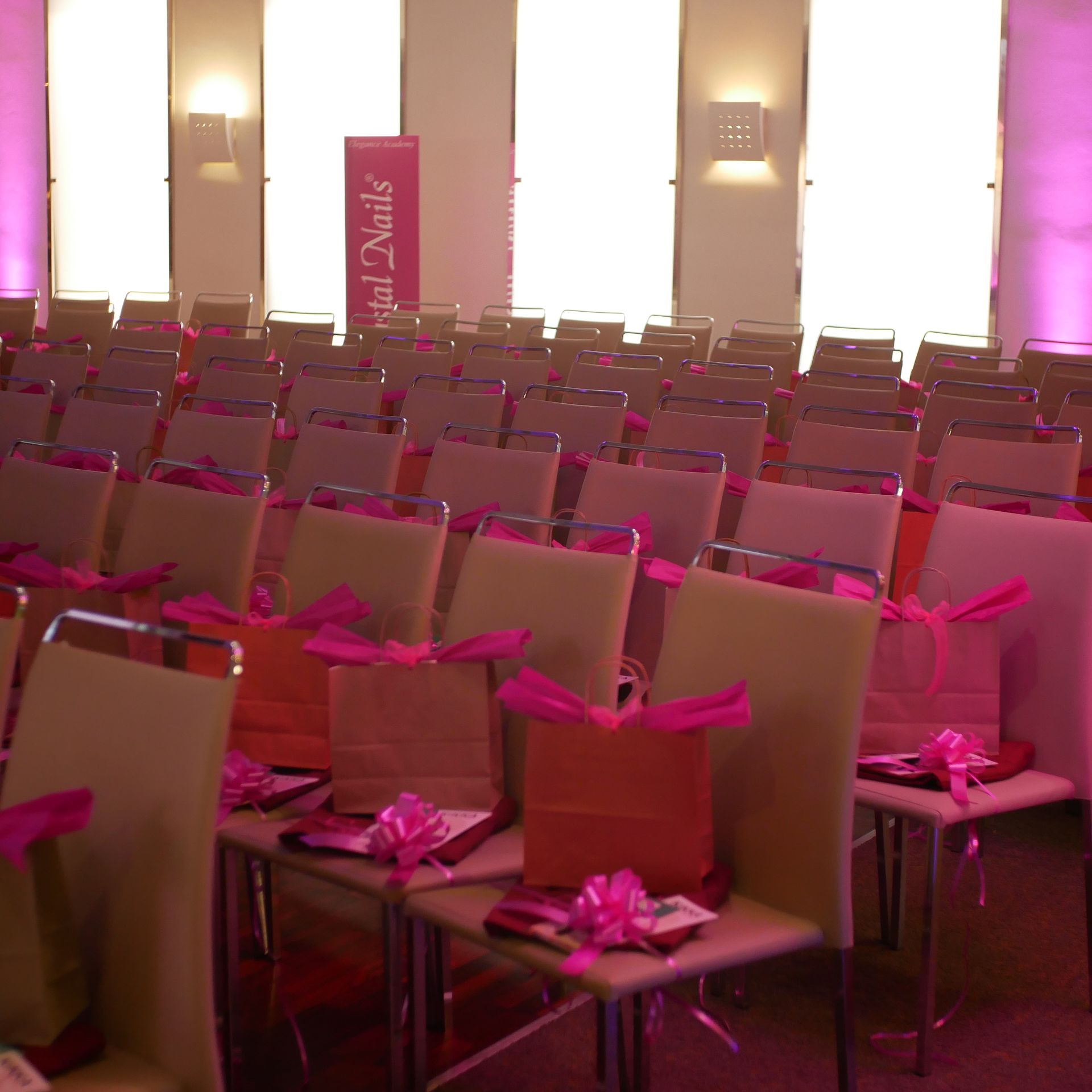 un auditorium pieno di sedie e borse rosa