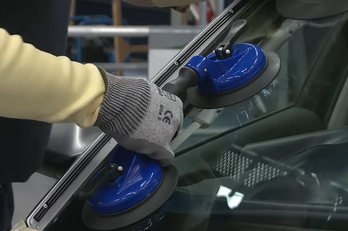 Car windshield being replaced in Dublin, OH