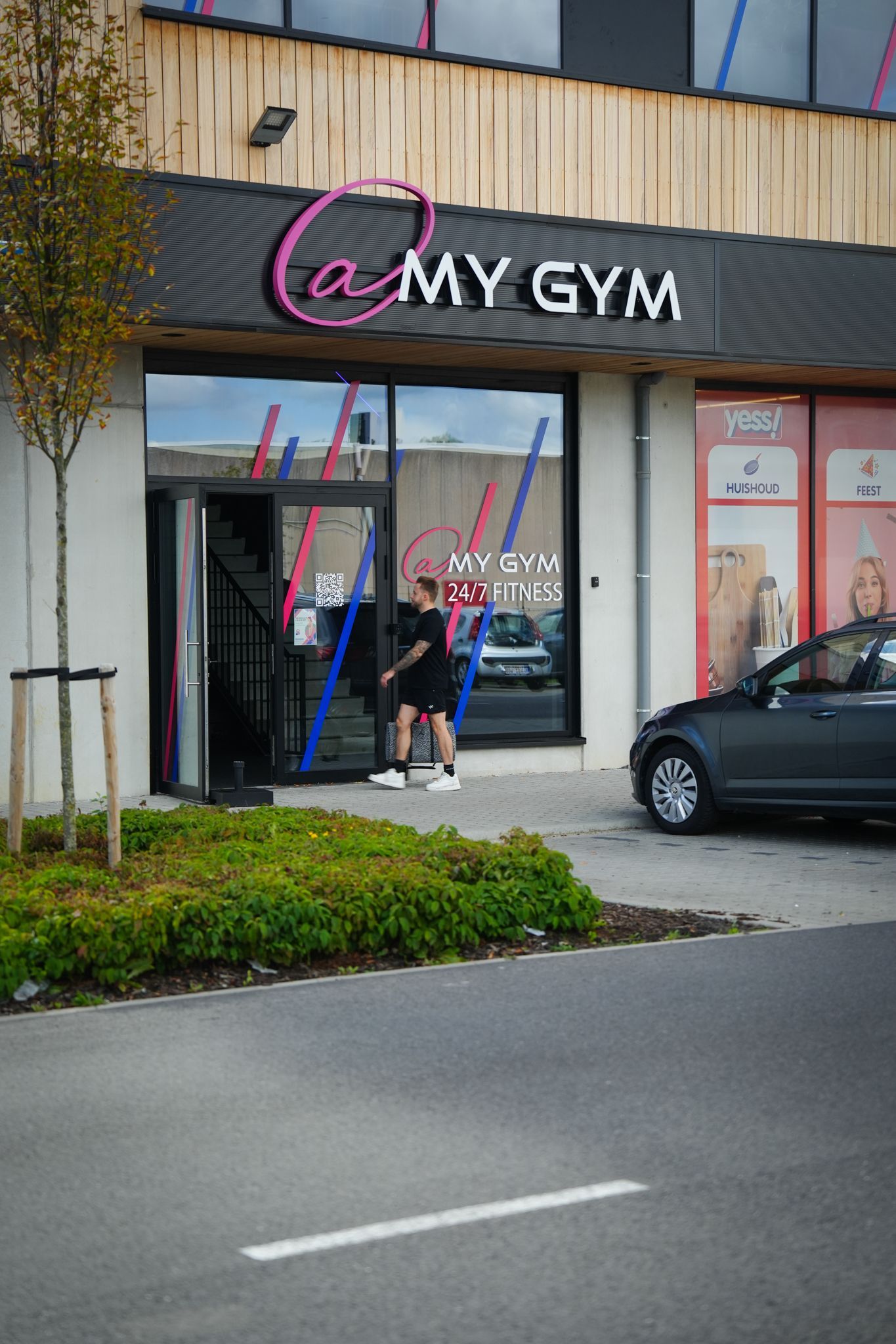 De gevel van een sportschool met een roze 
