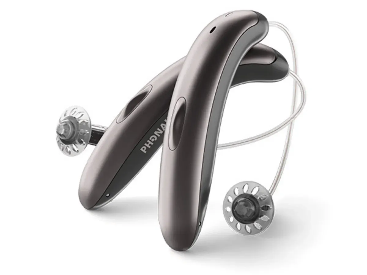 Image showing rechargeable hearing aid with  charging case, emphasizing battery life and quick-charging capabilities.