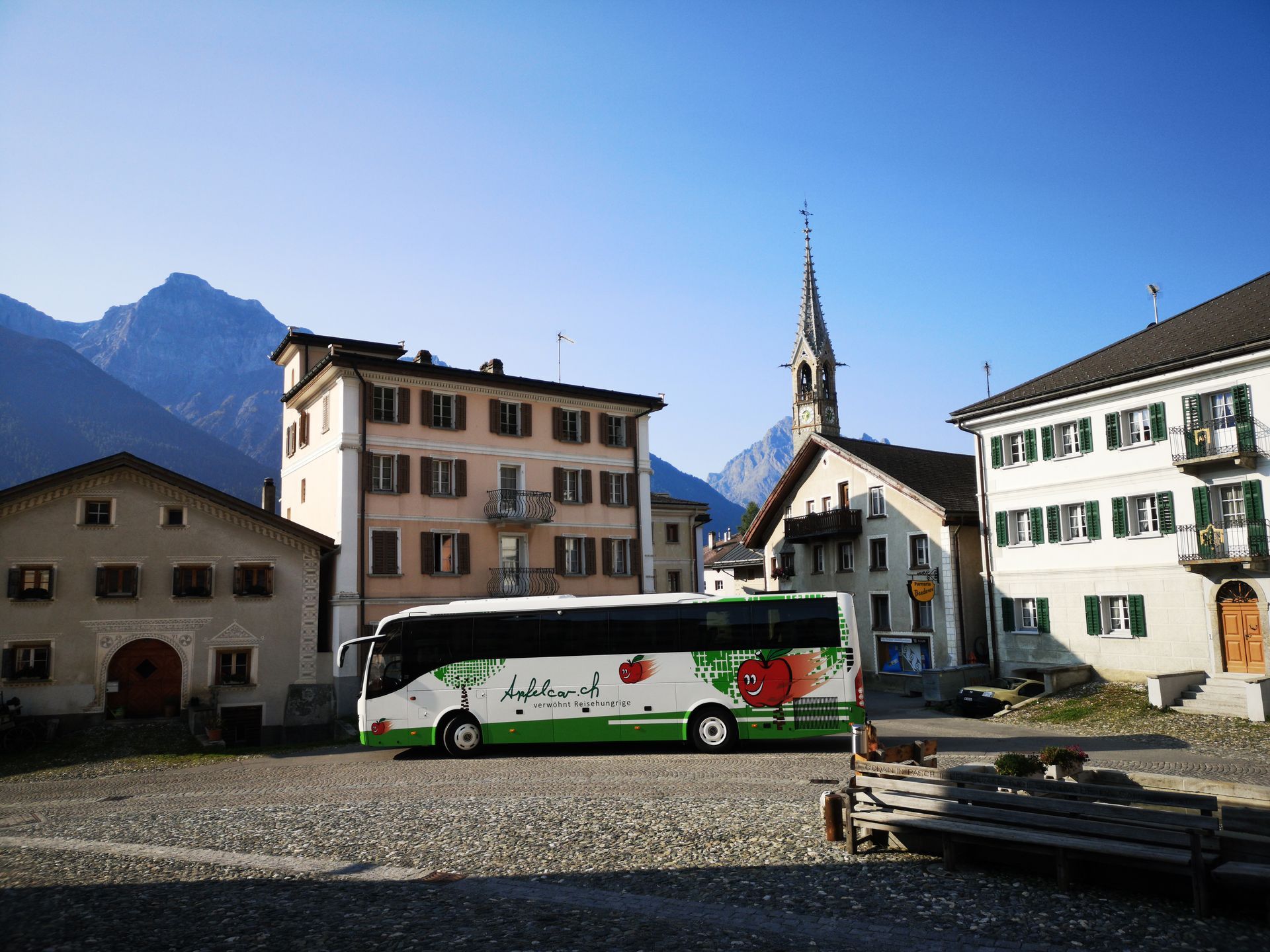 Apfelcar im Dorf