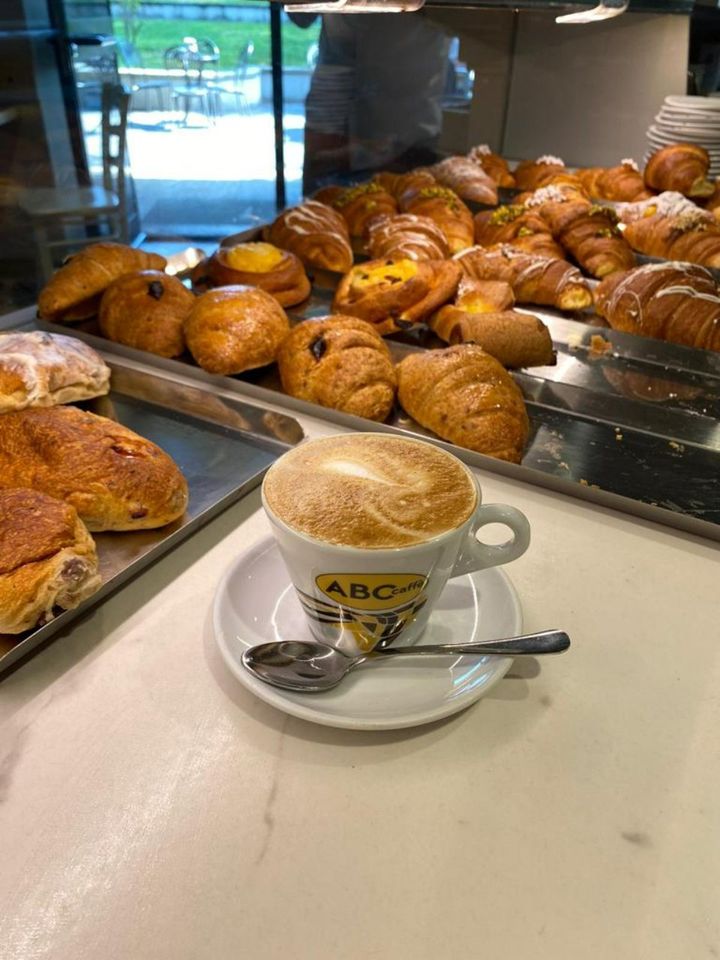 Caffè con croissant appena sfornati