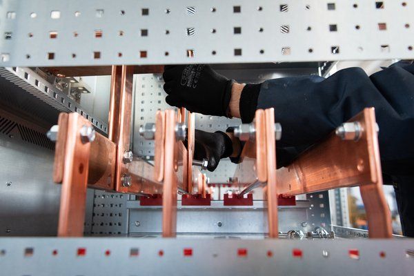 progettazione e costruzione di cabine di media tensione, quadri di bassa tensione e cabine da esterno. 