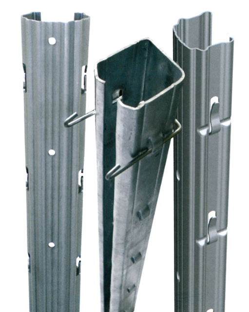 Assortimento di barre, tubi e tondini metallici industriali impilati su uno sfondo bianco.