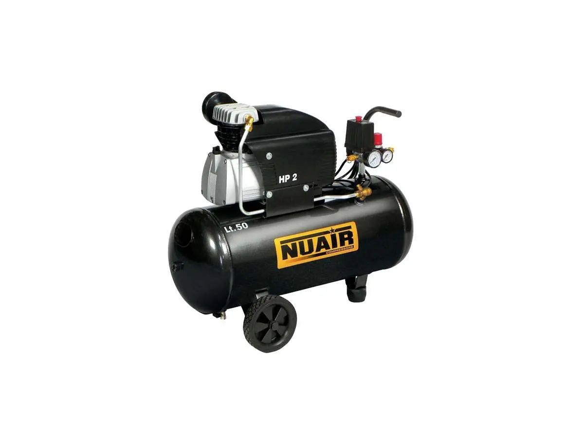 Un compressore d'aria nero con ruote su sfondo bianco.