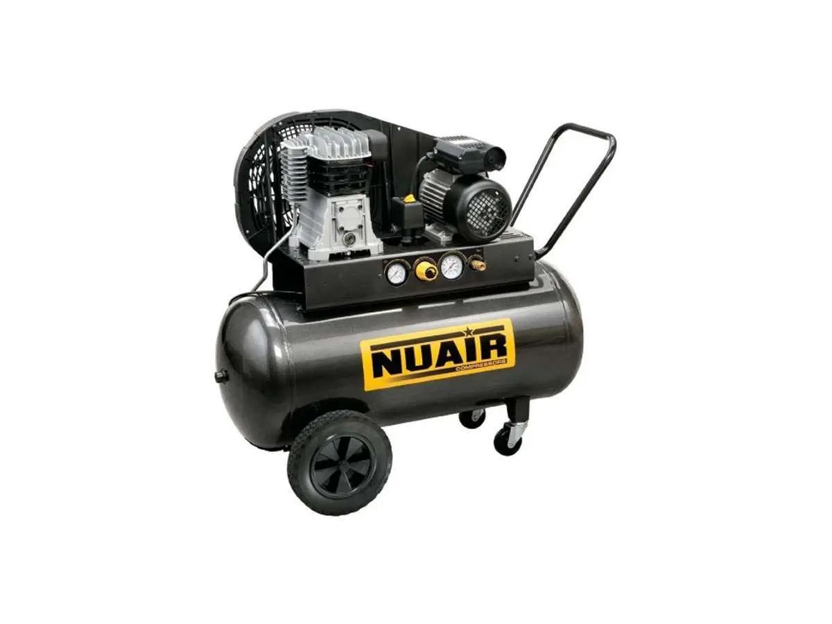Un compressore d'aria nero e giallo con ruote su uno sfondo bianco.