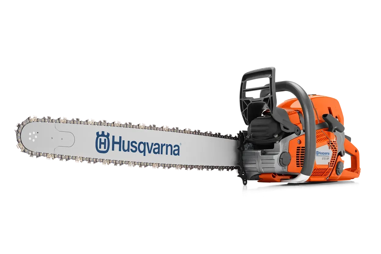 Una motosega Husqvarna è raffigurata su uno sfondo bianco.
