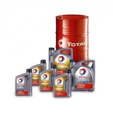 Un gruppo di bottiglie di olio totale sono posizionate una accanto all'altra su uno sfondo bianco.