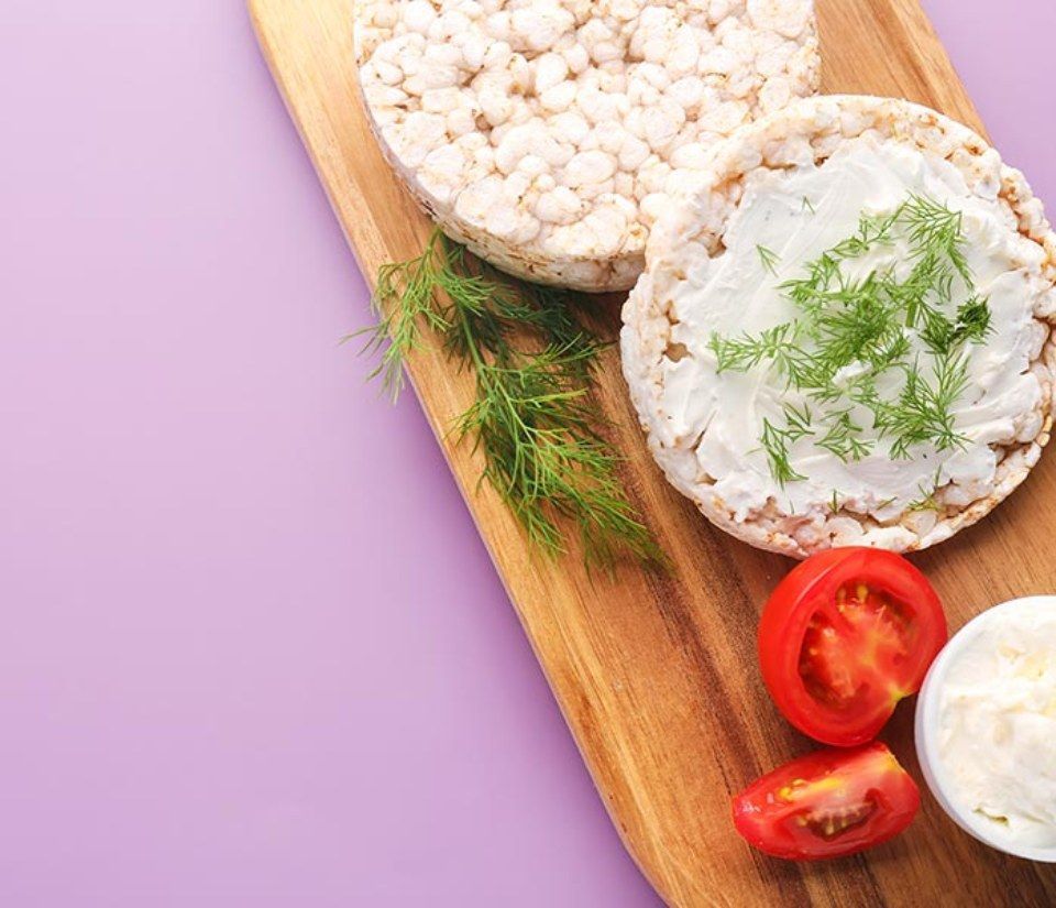 gallette di riso con formaggio spalmabile, aneto e pomodorini