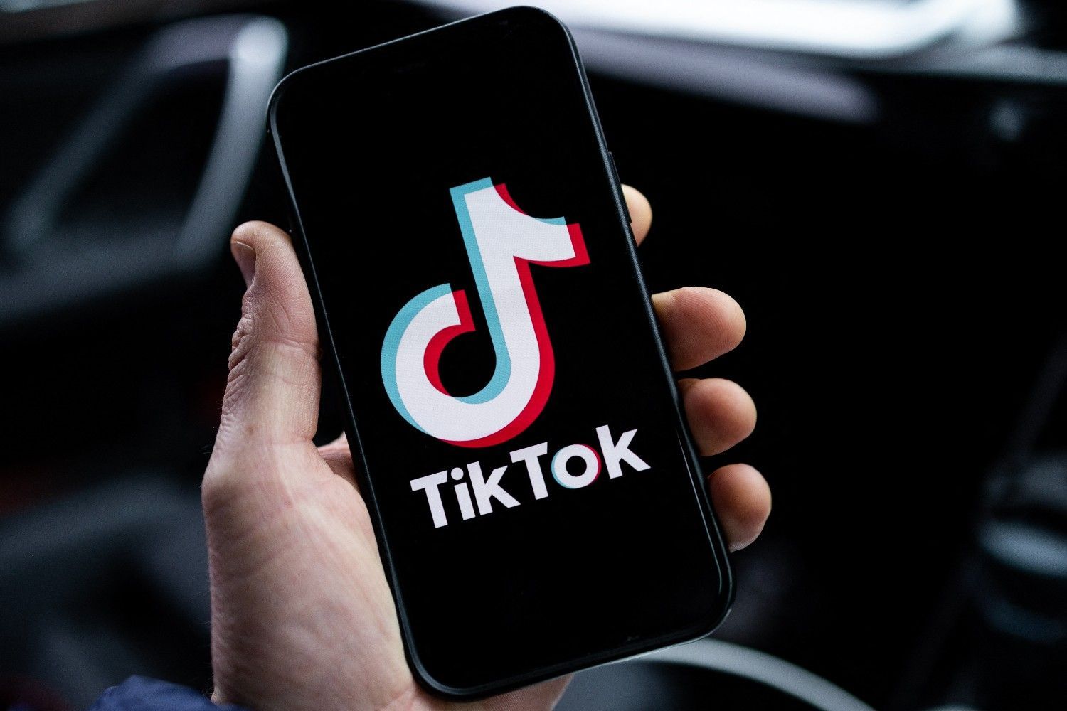 cellulaire avec icone tiktok