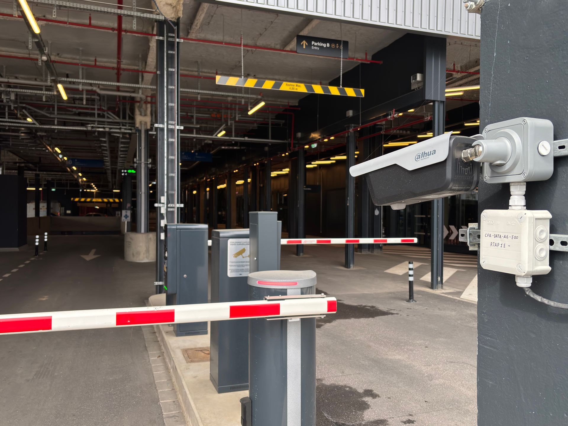 Sortie et entrée de barrière borne