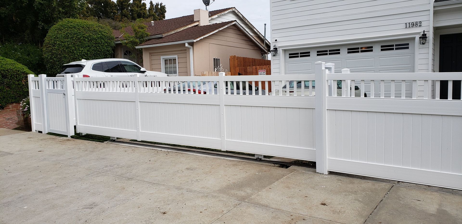White vinyl fencing installed in Los Angeles County