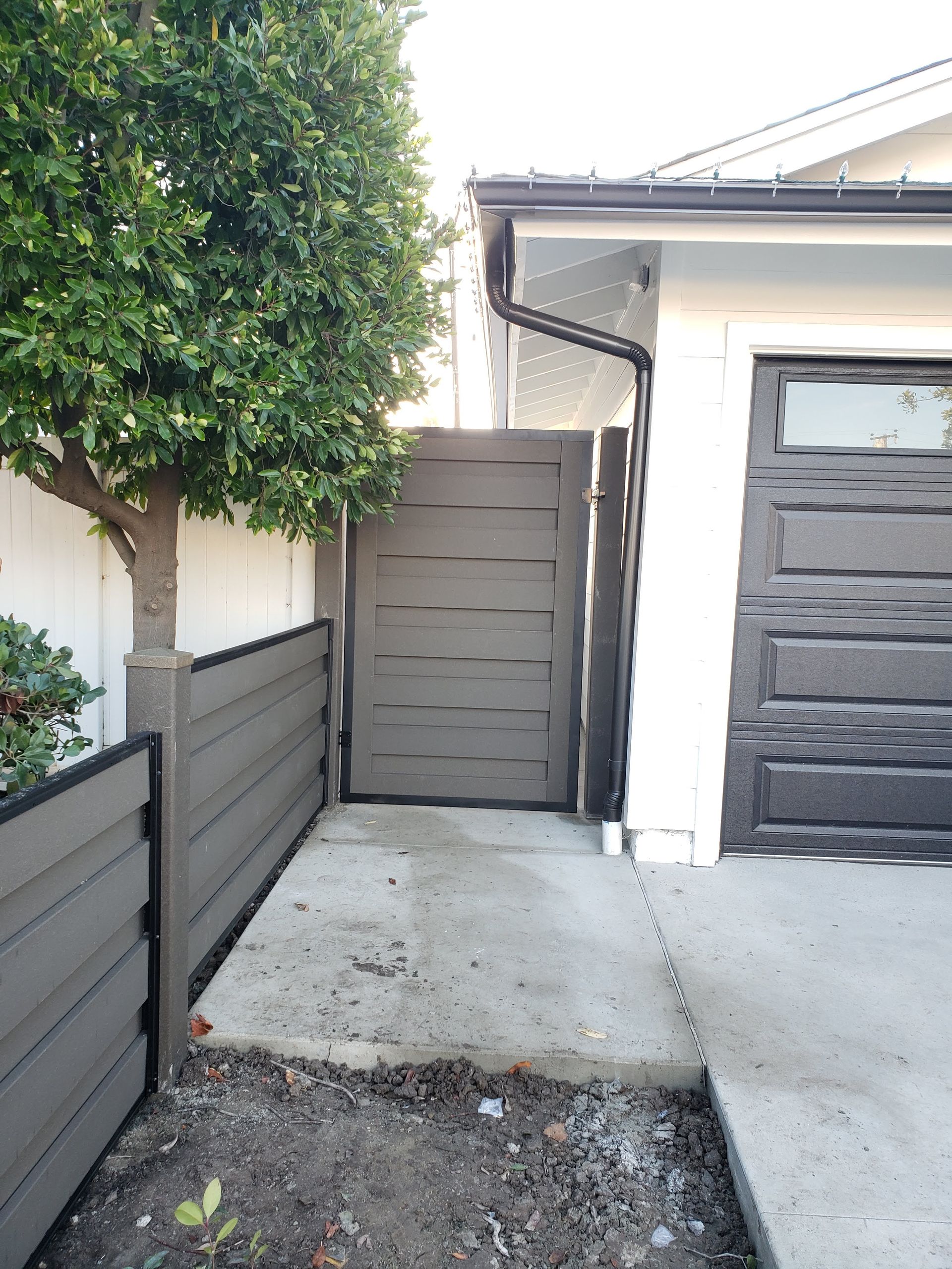 Trex composite fence installed for a Southern California home