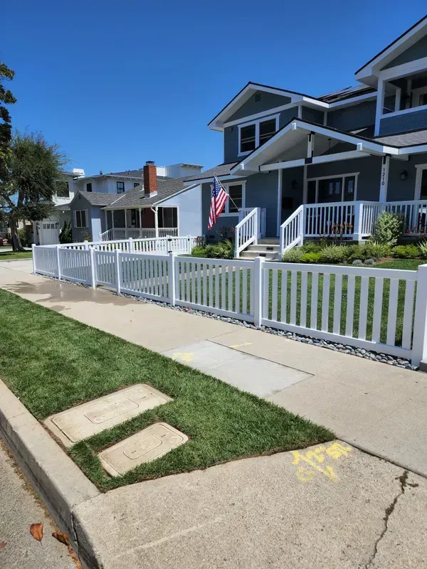Vinyl fence installed along a Los Angeles residential yard