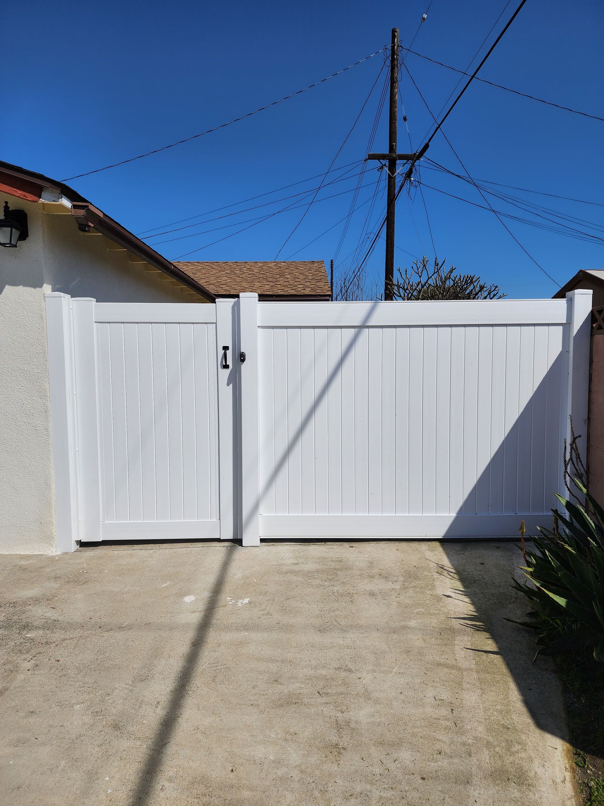 Vinyl privacy fence bordering a Los Angeles property