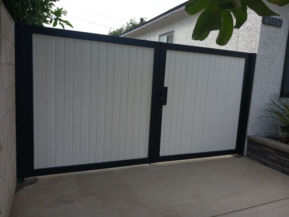 Automatic driveway gate installed for a Southern California home