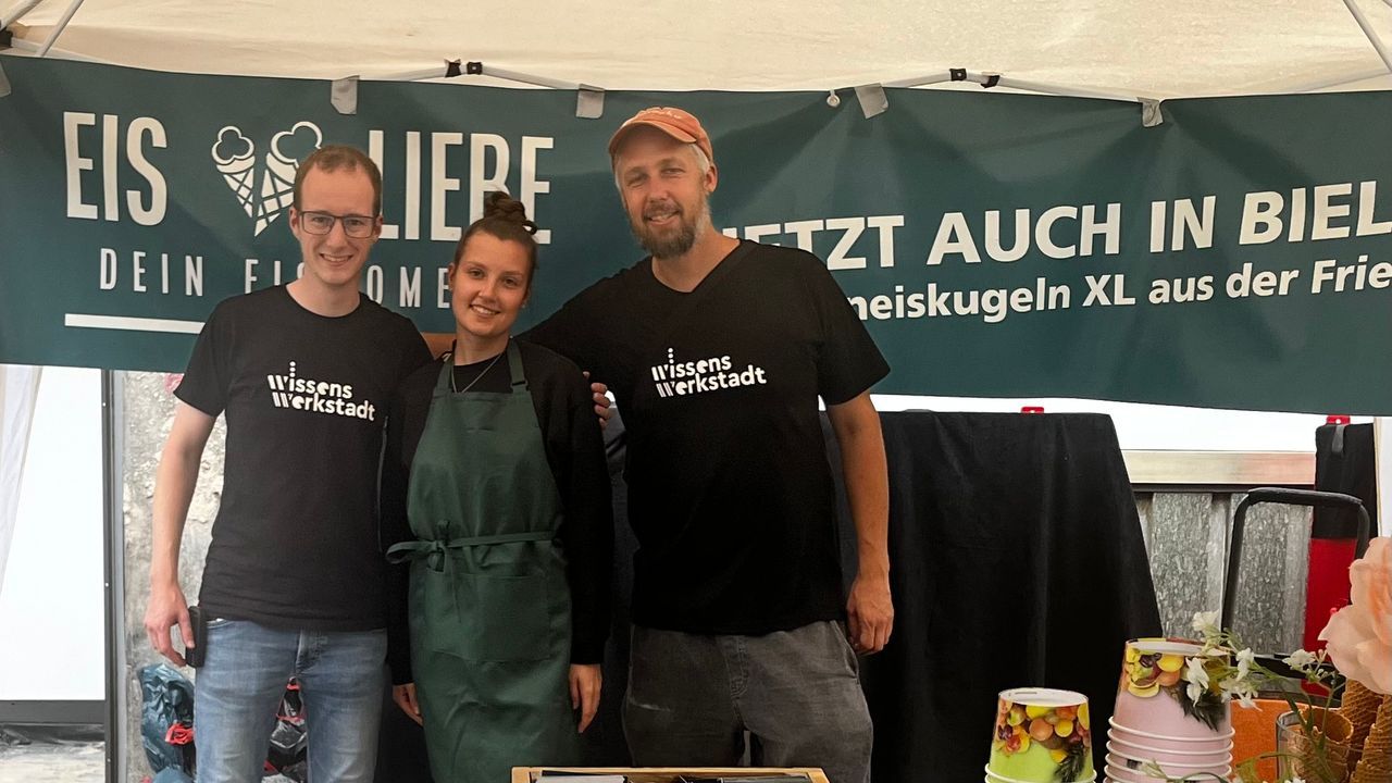 Das Team Eis Liebe mit dem Team der Wissenswerkstadt.