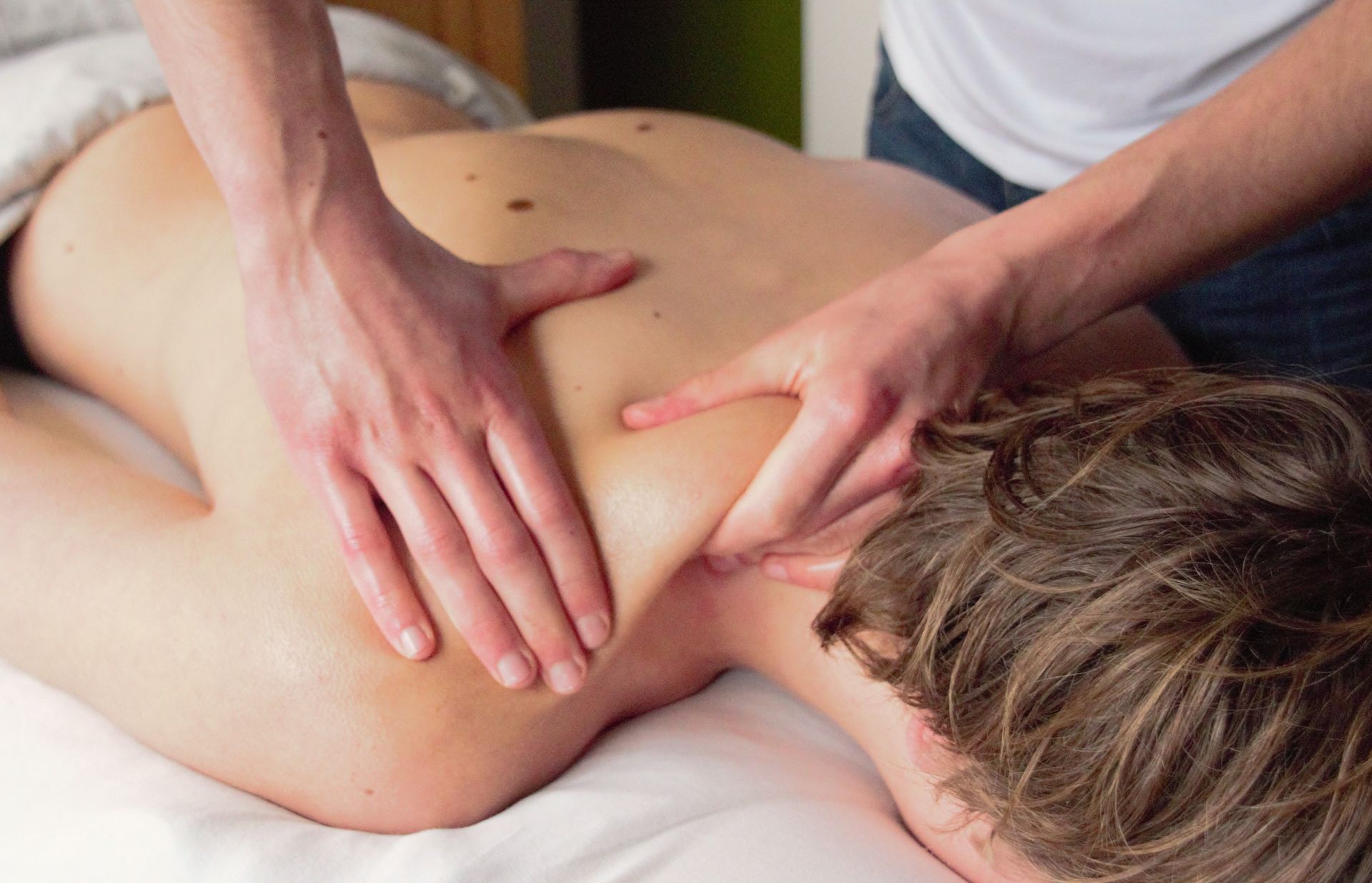 Knedingen van de nek spieren bij sportmassage
