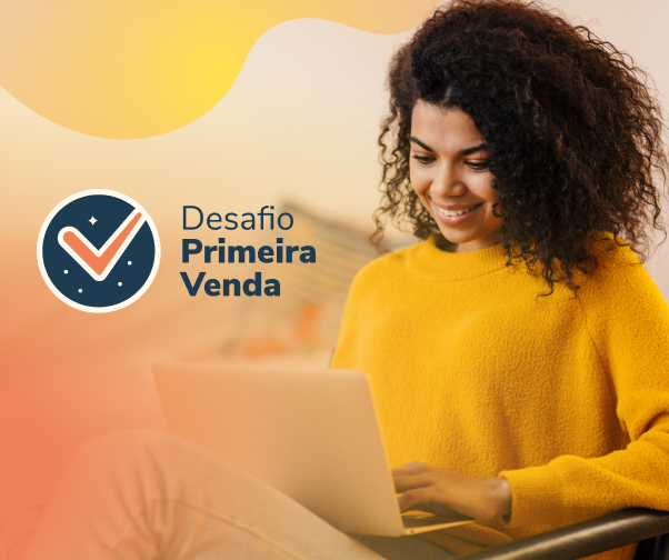 Uma mulher com um suéter amarelo está usando um laptop.