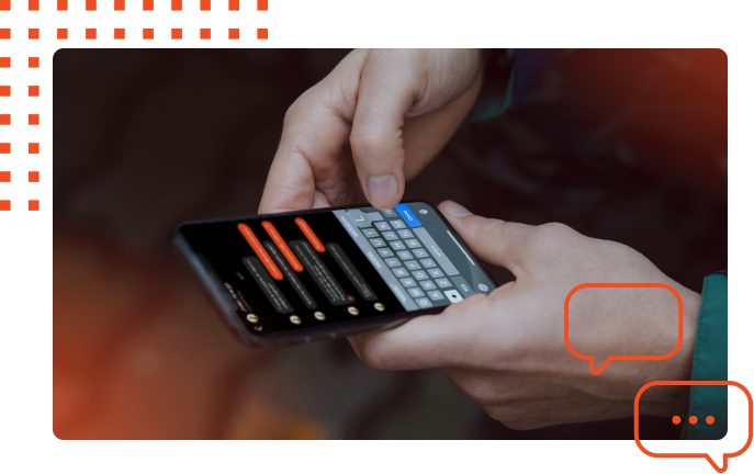Uma pessoa está digitando em um celular com um teclado.