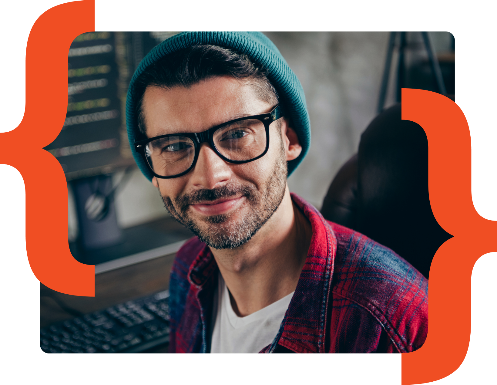 Um homem usando óculos e um gorro está sorrindo para a câmera.
