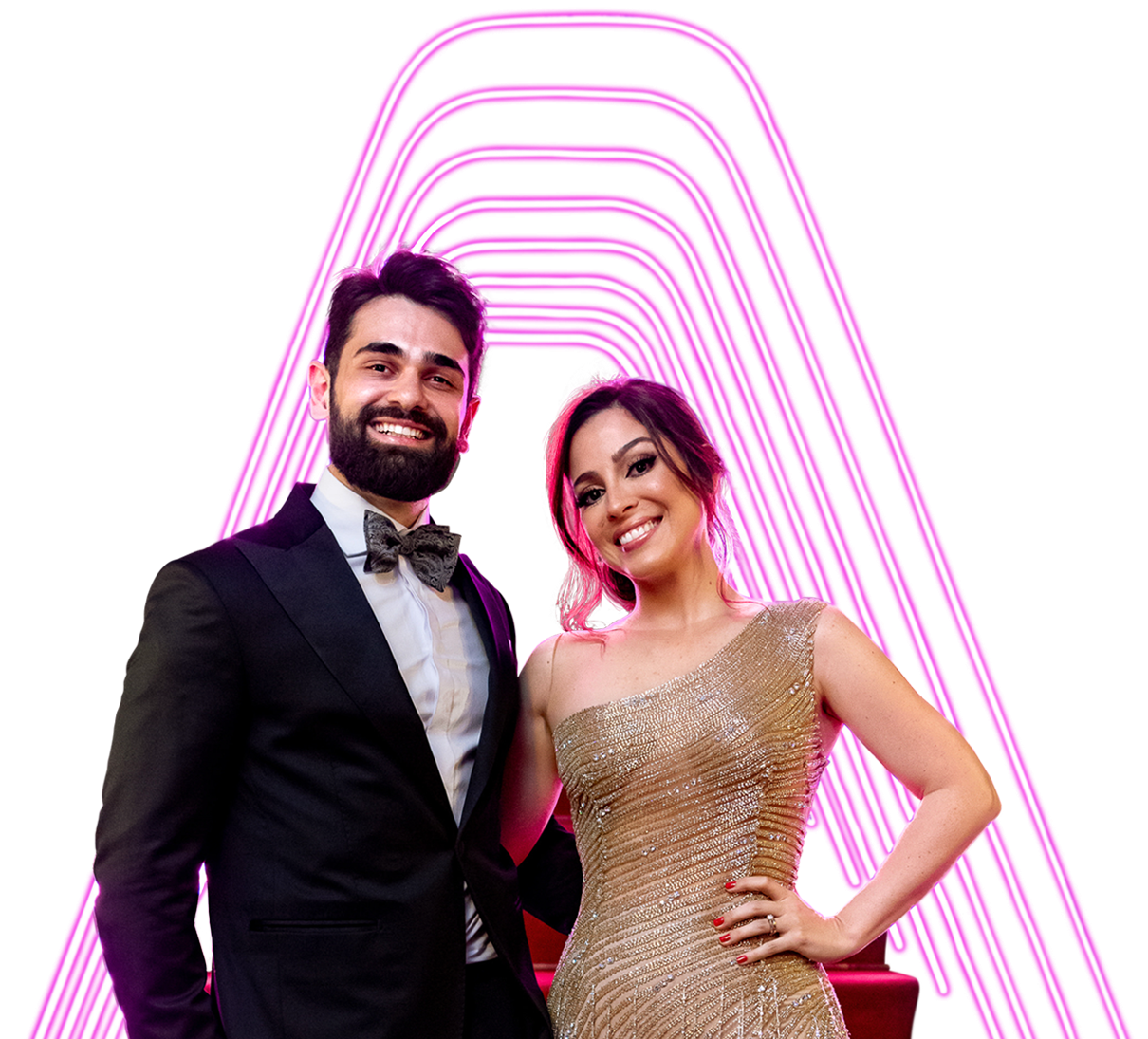 Um homem de smoking e uma mulher de vestido dourado estão posando para uma foto.