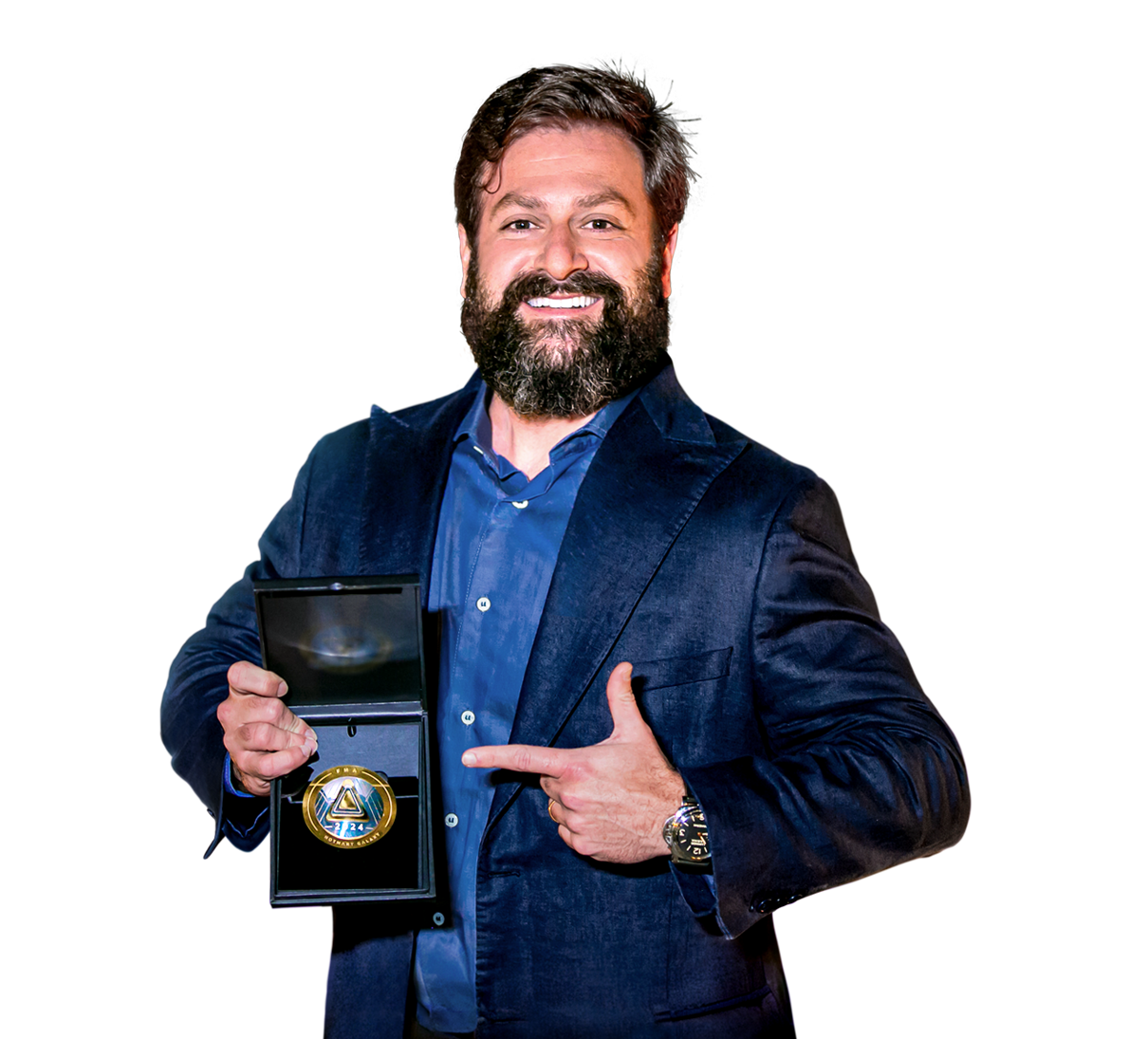 Um homem com barba está segurando uma medalha e fazendo sinal de positivo.