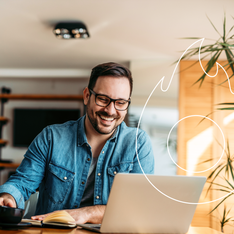 Um homem está sentado à mesa usando um laptop.