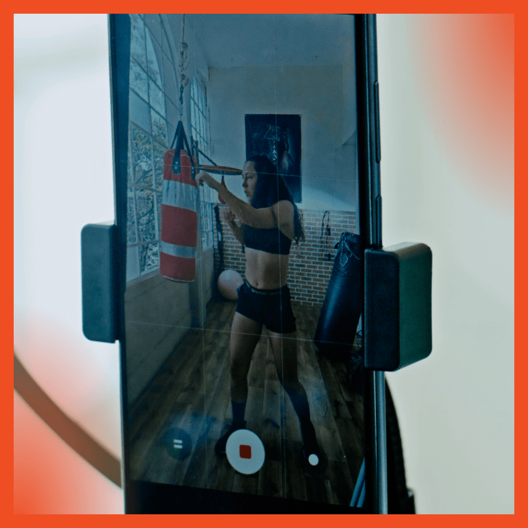Uma mulher está tirando uma foto de si mesma com um celular