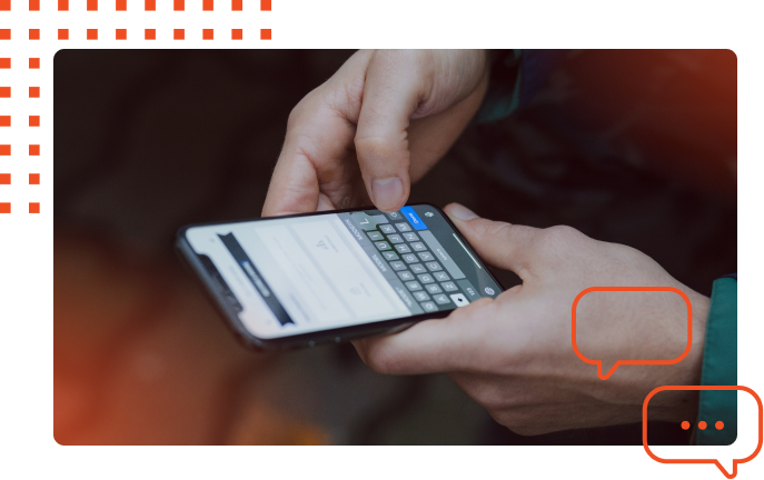 Uma pessoa está digitando em um celular com um teclado.